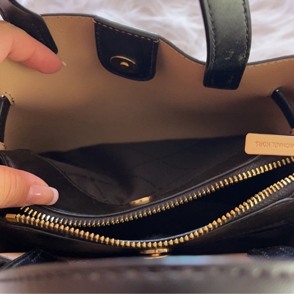 NWOT MICHAEL KORS BLACK CROSSBODY BAG - Picture 4 of 6